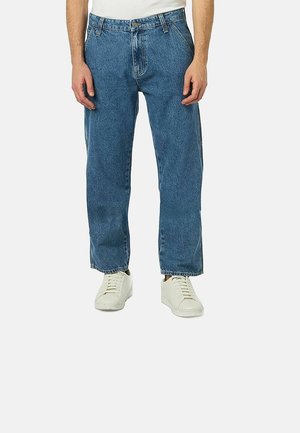 Lichtblauwe denim jeans met een relaxte pasvorm, rechte benen en rafelige zomen, gedragen met witte sneakers. Klassiek vijf-pocket design.