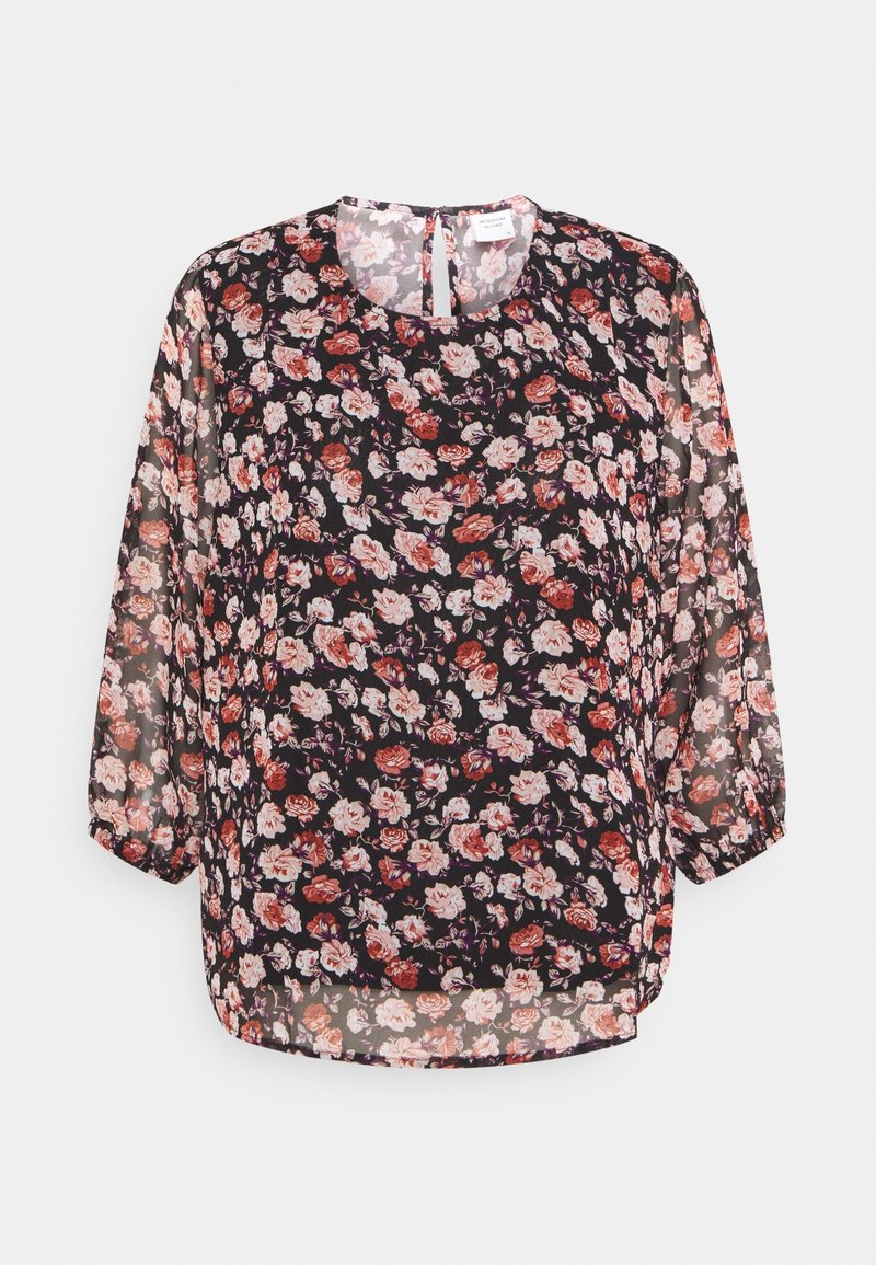 Blouse noire transparente à manches 3/4, présentant un motif dense de fleurs roses, blanches et rouges, avec une fermeture à bouton en forme de goutte d'eau au niveau de l'encolure.