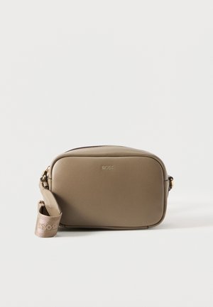 Geantă crossbody dreptunghiulară din piele taupe cu logo BOSS auriu și curea detașabilă din țesătură branduită pe fundal alb.