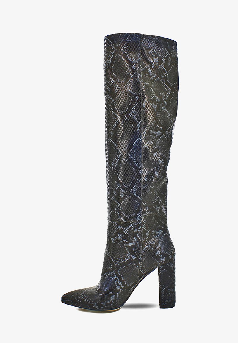 Stivali alti fino al ginocchio con tacco, in pelle stampata rettile nera e grigia, con una superficie liscia e una punta quadrata, caratterizzati da un tacco spesso.