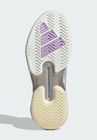 Semelle de chaussure avec une base en caoutchouc blanc texturé, des accents géométriques violets et un motif chevrons profond pour une meilleure adhérence.