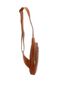 Borsa a tracolla in pelle marrone con una texture liscia, dotata di una lunga tracolla regolabile e una tasca con zip sul frontale. Design compatto e sottile.