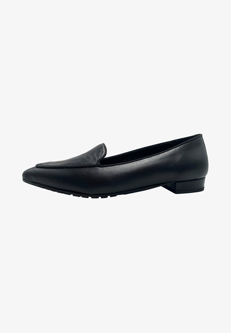 Zapato plano de cuero negro con punta redonda, tacón bajo tipo bloque, textura suave y diseño sencillo. Presenta mínimas decoraciones y una suela antideslizante.