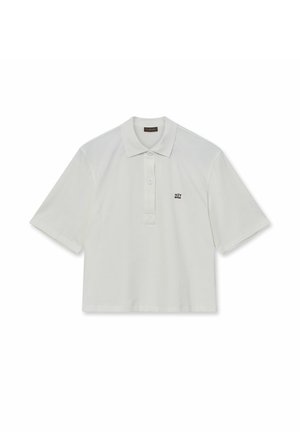 Weißes Baumwoll-Polohemd mit einem Kragen, kurzen Ärmeln und einer Tasche mit einem kleinen gestickten Logo auf der linken Brust.