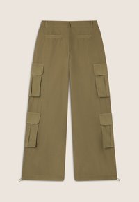 Pantaloni cargo in verde oliva, realizzati in tessuto leggero. Presentano tasche laterali, una vestibilità comoda e zip alla caviglia per lunghezza regolabile.