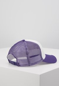 Lila und weiße Trucker-Cap mit einem Netzrücken, gebogenem Schirm und einem Kunststoffdruckverschluss. Die Textur ist belüftet mit einer glatten Vorderseite.