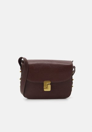 Mørkebrun tekstureret læder crossbody taske med guldfarvet spænde og justerbar skulderrem mod hvid baggrund.