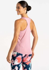 Hellrosa Sport-Top mit Racerback-Design. Kombiniert mit marineblauen Leggings, die ein farbenfrohes, abstraktes Muster in Pink und Weiß aufweisen.