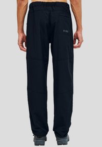 Czarne spodnie wykonane z lekkiego materiału, z elastycznym paskiem w talii, tylną kieszenią z etykietą B-583 oraz wzmocnionymi szwami.