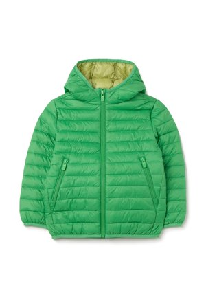 Groene pufferjack met een capuchon, voorzien van een horizontaal gestikt patroon, een rits aan de voorkant en twee zijzakken. De voering is lichter groen.