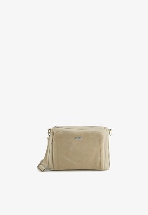 Beige suède crossbodytas met een voorvak met rits en een verstelbare band, gepresenteerd tegen een witte achtergrond.