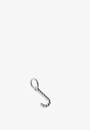 Dije plateado con cuentas en forma de J y un pequeño lazo en la parte superior para engancharlo a un collar o pulsera.