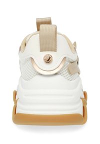 Baskets blanches avec des panneaux en maille, des accents beiges et un col rembourré. Présente un logo rond et une semelle en caoutchouc texturée avec une semelle extérieure en caoutchouc.