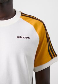 adidas Originals Print T-shirt - off white