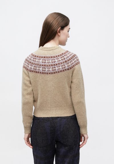 Πουλόβερ πλεκτό από μαλλί σε μπεζ χρώμα με σχεδιασμένη λαιμόκοψη σε αποχρώσεις του ροζ και καφέ. Διαθέτει στρογγυλή λαιμόκοψη και ριμπ μανσέτες και τελείωμα.