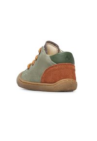 Scarpa da bambino in suede verde e marrone con suola in gomma, punta rotonda e lacci marroni. Design a caviglia bassa con accenti testurizzati e imbottitura.
