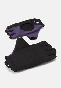 Guanti senza dita neri e viola con grip testurizzato, accenti in rete e un'apertura circolare per traspirabilità. Logo Nike sul polso.