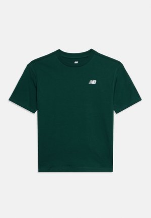 Σκούρο πράσινο κοντομάνικο T-shirt με στρογγυλή λαιμόκοψη και μικρό λευκό λογότυπο New Balance στο αριστερό στήθος και στο εσωτερικό του γιακά.