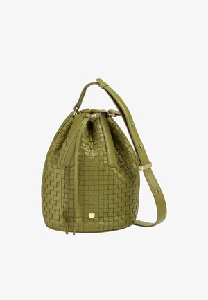 Borsa secchiello in pelle intrecciata verde con dettagli dorati, chiusura a lacci e tracolla regolabile. Presenta una superficie texturizzata e una forma arrotondata.