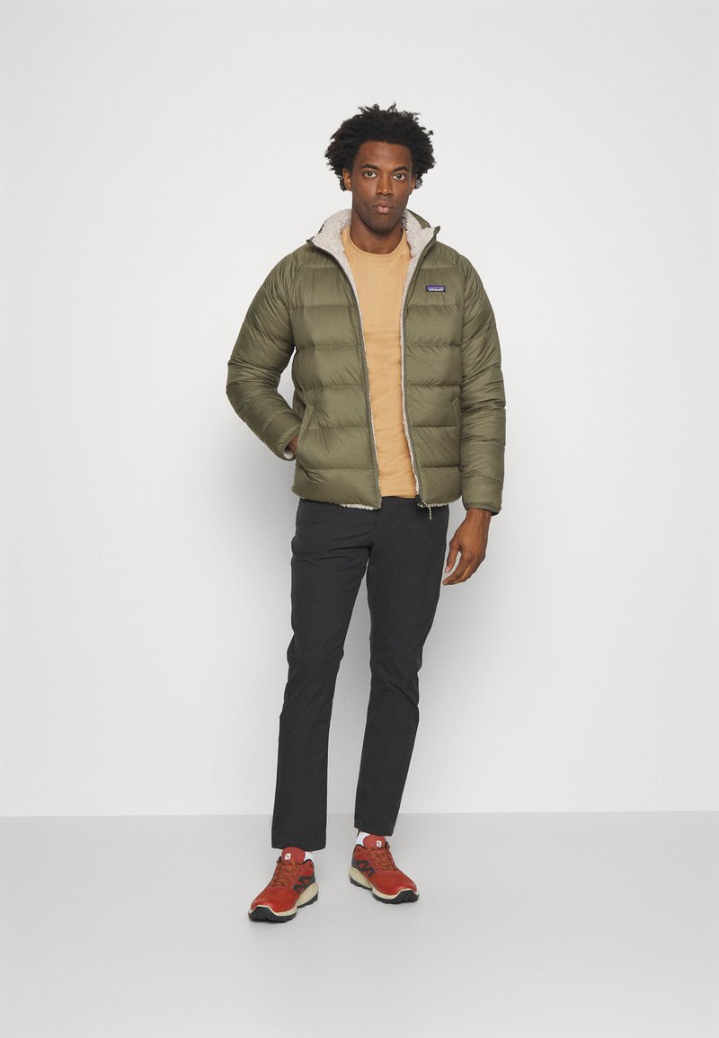 Patagonia REVERSIBLE SILENT DOWN JACKET - Down jacket - dunkelgrün 