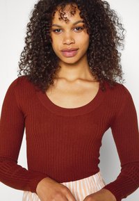 JDY Tall JDYPLUM YSLA O NECK - Jumper - brown