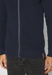 Pier One Gilet - mottled dark blue