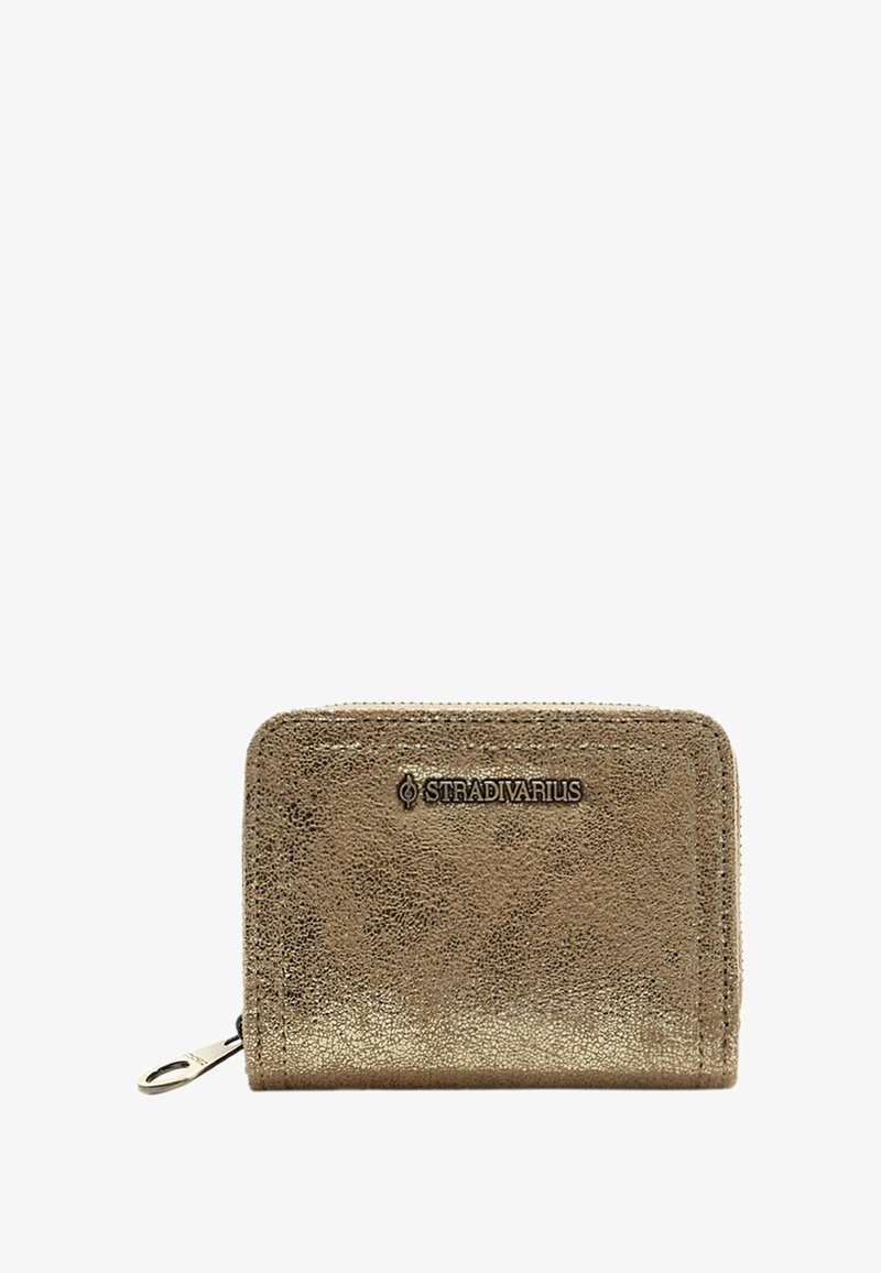 Portafoglio metallico oro in ecopelle testurizzata, con chiusura a zip e il logo Stradivarius ben in evidenza sulla parte frontale. Forma rettangolare compatta.