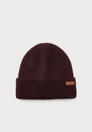 Beanie a coste di colore marrone scuro con risvolto e piccolo etichetta marrone con la scritta "Barbour England" sul lato destro del risvolto.