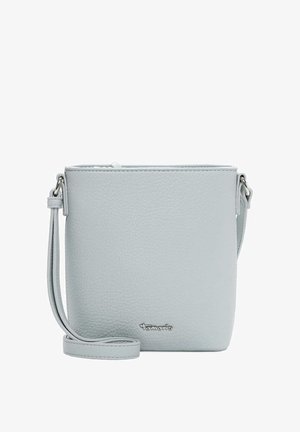 Lichtgrijze crossbodytas van getextureerd leer met verstelbare band en zilverkleurige logo-plaat aan de voorkant.