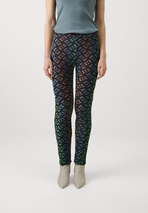 Leggings de tejido elástico, con un fondo negro y un patrón multicolor de logotipos entrelazados en verde, naranja y azul.