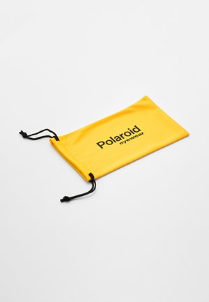 Gul blød pose med snøre i sort og "Polaroid eyewear"-logo printet i sort på forsiden.