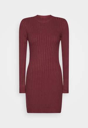 Robe en maille côtelée bordeaux à manches longues, col montant et silhouette ajustée.