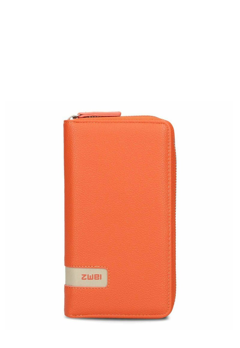 Cartera de cuero naranja con cremallera y parche de logo beige etiquetado "zwei" en la esquina inferior izquierda delantera.