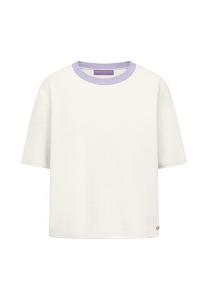 Kremowo-biała koszulka na krótki rękaw z liliowym okrągłym kołnierzem oraz małą okrągłą metką w pobliżu dolnego brzegu.