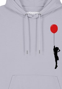 Lichtgrijze hoodie met een zwart silhouet van een kind dat een rode ballon vasthoudt. Inclusief trekkoorden en een voorzak. Soepele textuur.