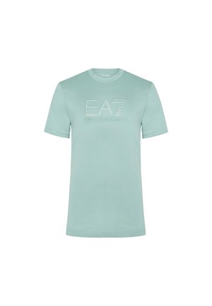 Camiseta de manga corta en un tono verde aguamarina, hecha de algodón, con un logo bordado de "EA7 EMPORIO ARMANI" en el frente en un tono ligeramente más oscuro.