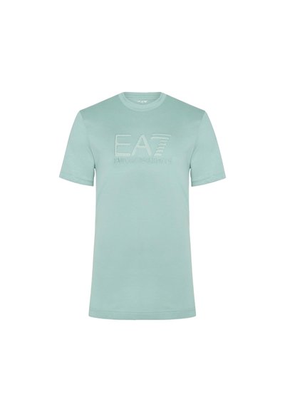 Camiseta de manga corta en un tono verde aguamarina, hecha de algodón, con un logo bordado de "EA7 EMPORIO ARMANI" en el frente en un tono ligeramente más oscuro.