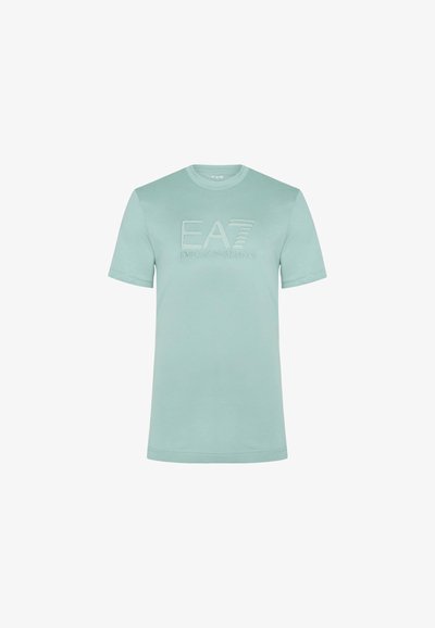 Camiseta de manga corta en un tono verde aguamarina, hecha de algodón, con un logo bordado de "EA7 EMPORIO ARMANI" en el frente en un tono ligeramente más oscuro.