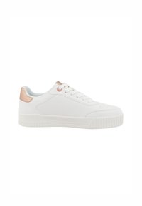 Weißer Sneaker aus synthetischem Material mit glatter Oberfläche, ausgestattet mit einem roségoldenen Akzent an der Ferse und fünf Ösenpaaren.