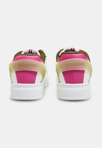 Sneakers bianchi con dettagli in rosa e oliva, dotati di un tallone trasparente e logo "NORTH★STAR". Materiali in pelle liscia e tessuto.