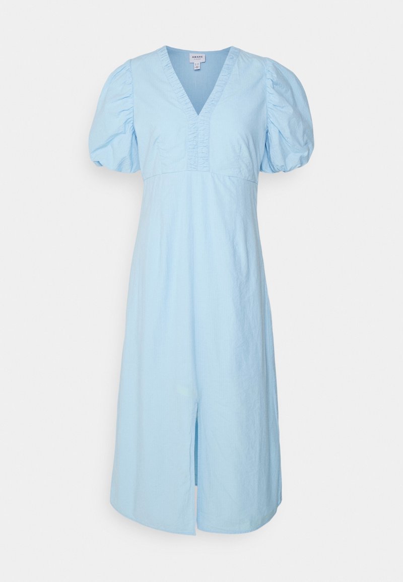 Robe midi bleu clair avec manches bouffantes, encolure en V avec bordure volantée et fente avant, présentée sur un fond uni.