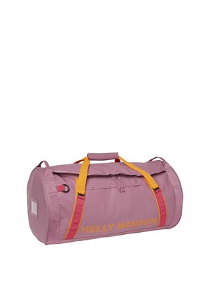 Różowy cylindryczny torba sportowa z żółtymi i pomarańczowymi uchwytami, zasuwaną górną kieszenią, bocznym okienkiem na etykietę oraz logo „HELLY HANSEN” po boku.