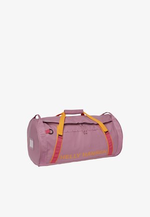 Bolsa de deporte cilíndrica rosa con asas amarillas y naranjas, bolsillo superior con cremallera, ventana para etiqueta lateral y logo "HELLY HANSEN" en el costado.