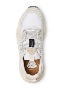 Sneaker bianco con accenti in pelle scamosciata, lacci testurizzati e soletta in sughero. Caratterizzato da un'etichetta triangolare e cuciture visibili, design minimalista.