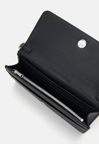 Calvin Klein Jeans BLOCK LONGFOLD  - Torba preko tijela - black
