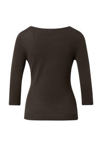 Brauner, gestrickter Pullover mit weitem Ausschnitt und Dreiviertelärmeln. Saum und Bündchen sind gerippt. Glatte Textur insgesamt.