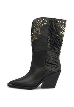 Bota de vaquero de cuero negro con tachuelas doradas y detalle de flecos negros, puntera puntiaguda y tacón de bloque apilado.