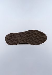 Brązowa gumowa podeszwa sportowa z wzorem w zygzak, z wyrytym nazwiskiem marki "NAPAPIJRI" oraz teksturowaną powierzchnią zapewniającą przyczepność.