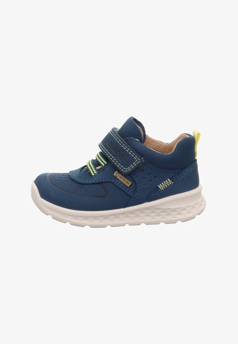 Marineblaue Kindersneaker mit einem Klettverschluss, atmungsaktivem Obermaterial, strukturiertem Sohlen und gelben Akzenten an der Ferse. Wasserdichtes Design.