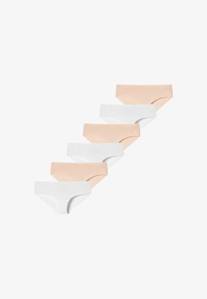 Zes naadloze dames bikini slips in afwisselende beige en witte kleuren, diagonaal gerangschikt op een witte achtergrond.